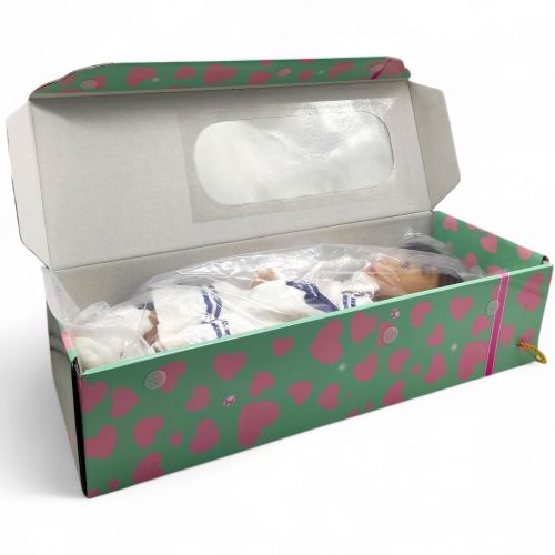 Лялька в коробці